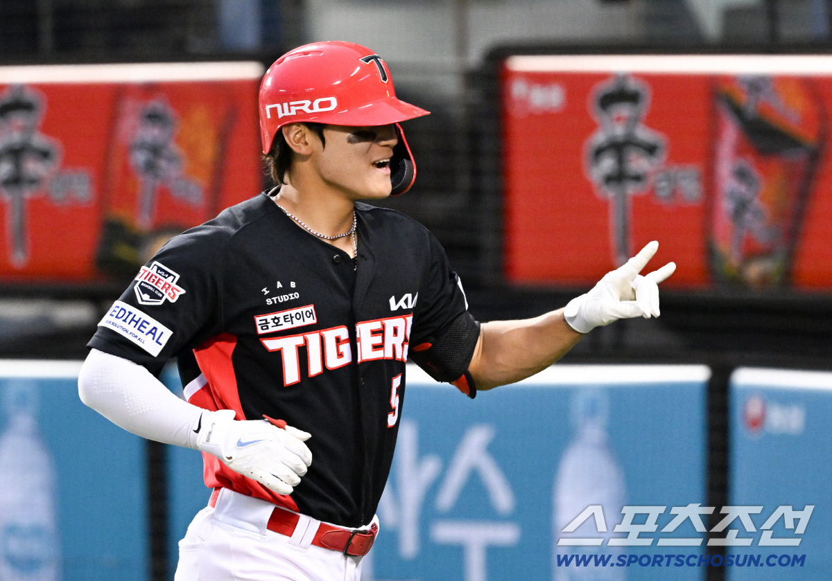 18일 잠실구장에서 열린 두산과 KIA의 경기. 8회초 1사 2루 KIA 김도영이 투런포를 날린 뒤 환호하고 있다. 잠실=박재만 기자 pjm@sportschosun.com/2026.04.18/