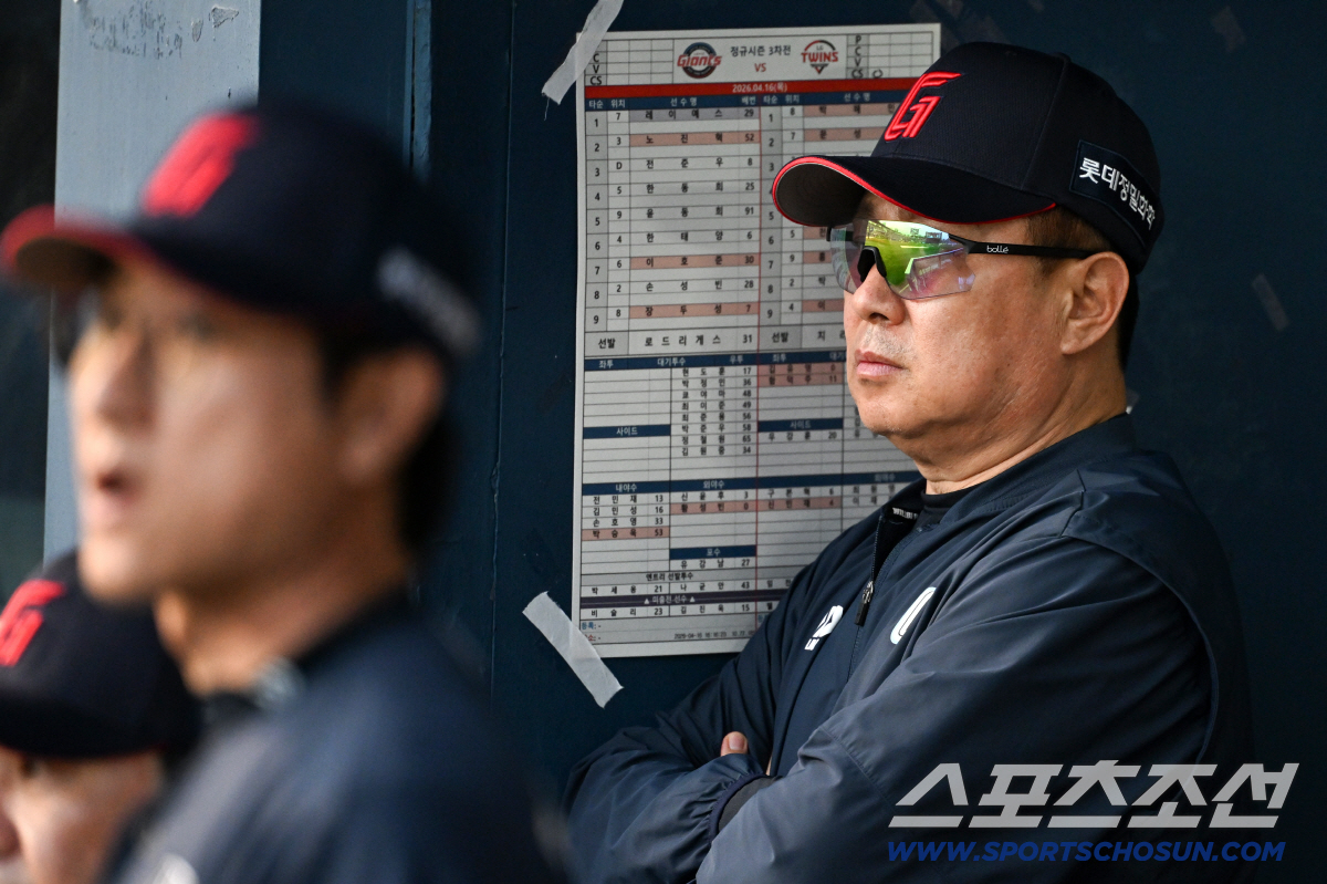 16일 잠실구장에서 열린 LG와 롯데의 경기. 롯데 김태형 감독이 생각에 잠겨 있다. 잠실=박재만 기자 pjm@sportschosun.com/2026.04.16/