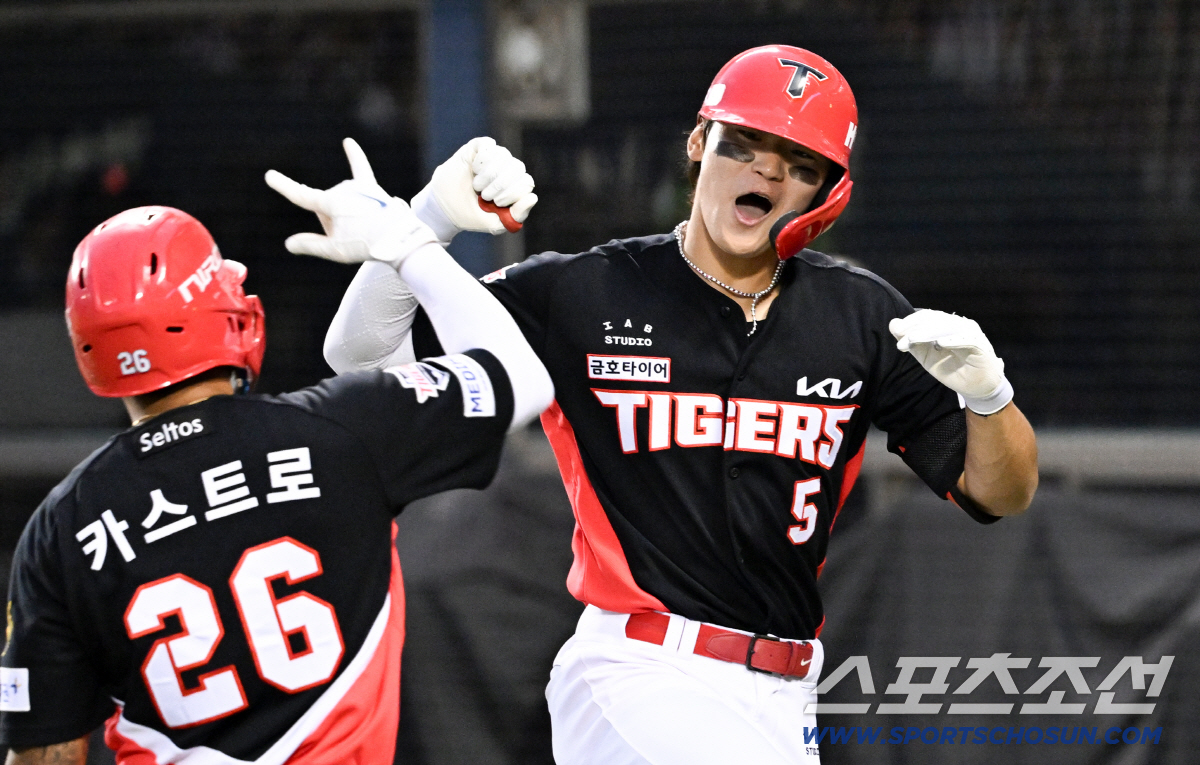 18일 잠실구장에서 열린 두산과 KIA의 경기. 8회초 1사 2루 KIA 김도영이 투런포를 날린 뒤 환호하고 있다. 잠실=박재만 기자 pjm@sportschosun.com/2026.04.18/