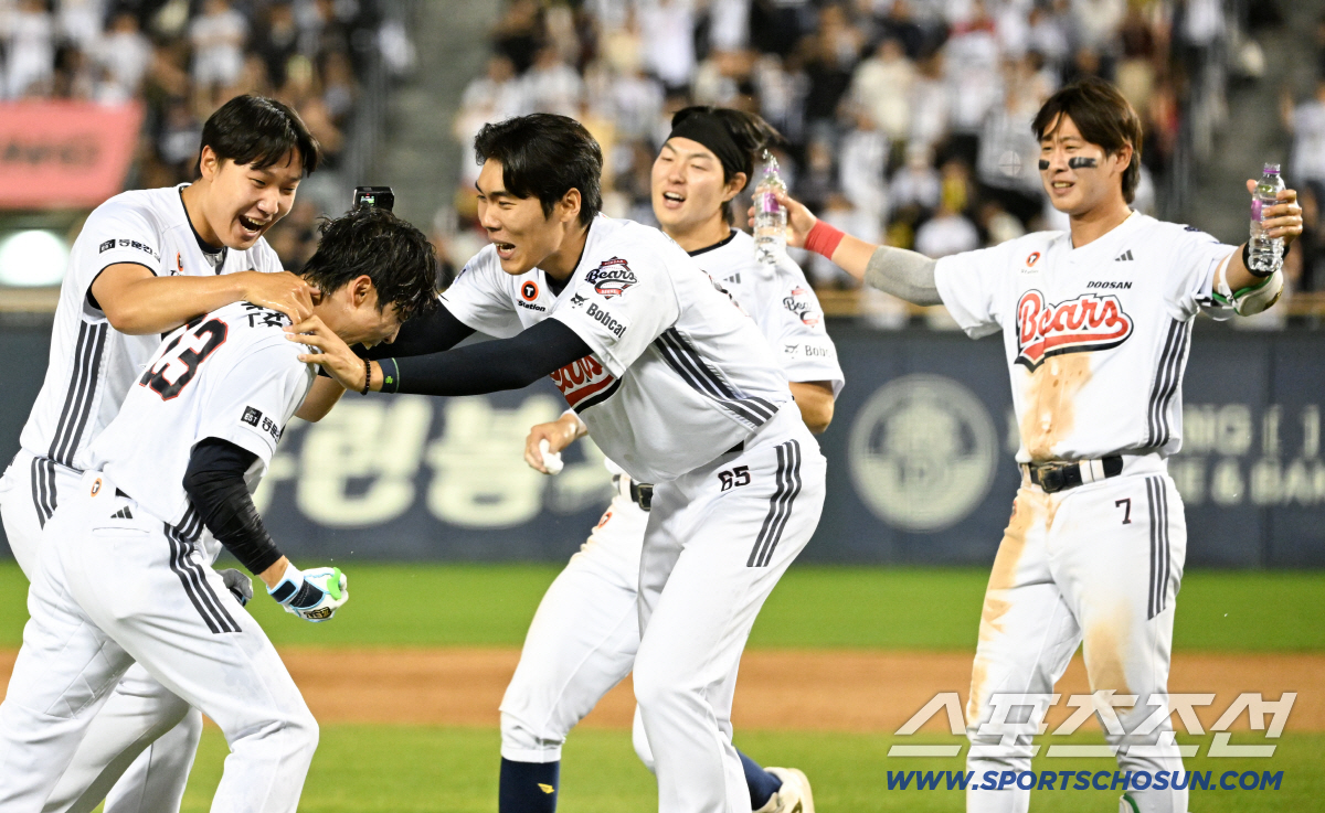 18일 잠실구장에서 열린 두산과 KIA의 경기. 10회말 1사 1,2루 두산 이유찬이 끝내기 안타를 날린 뒤 환호하고 있다. 잠실=박재만 기자 pjm@sportschosun.com/2026.04.18/