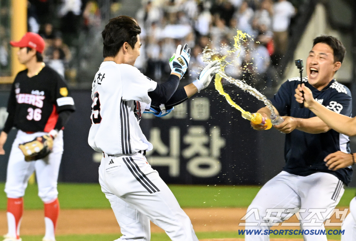 18일 잠실구장에서 열린 두산과 KIA의 경기. 10회말 1사 1,2루 두산 이유찬이 끝내기 안타를 날린 뒤 환호하고 있다. 잠실=박재만 기자 pjm@sportschosun.com/2026.04.18/