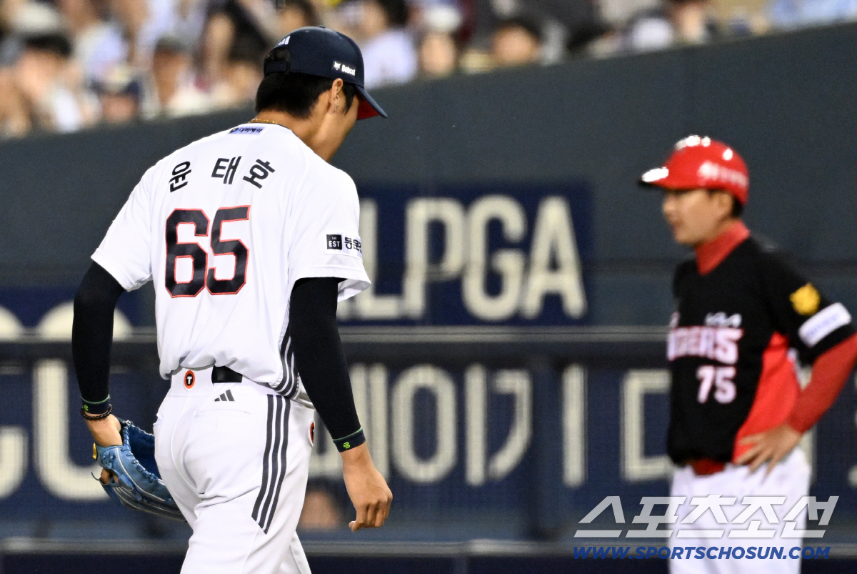 18일 잠실구장에서 열린 두산과 KIA의 경기. 연장 10회초 만루 위기를 막아낸 두산 윤태호가 환호하고 있다. 잠실=박재만 기자 pjm@sportschosun.com/2026.04.18/
