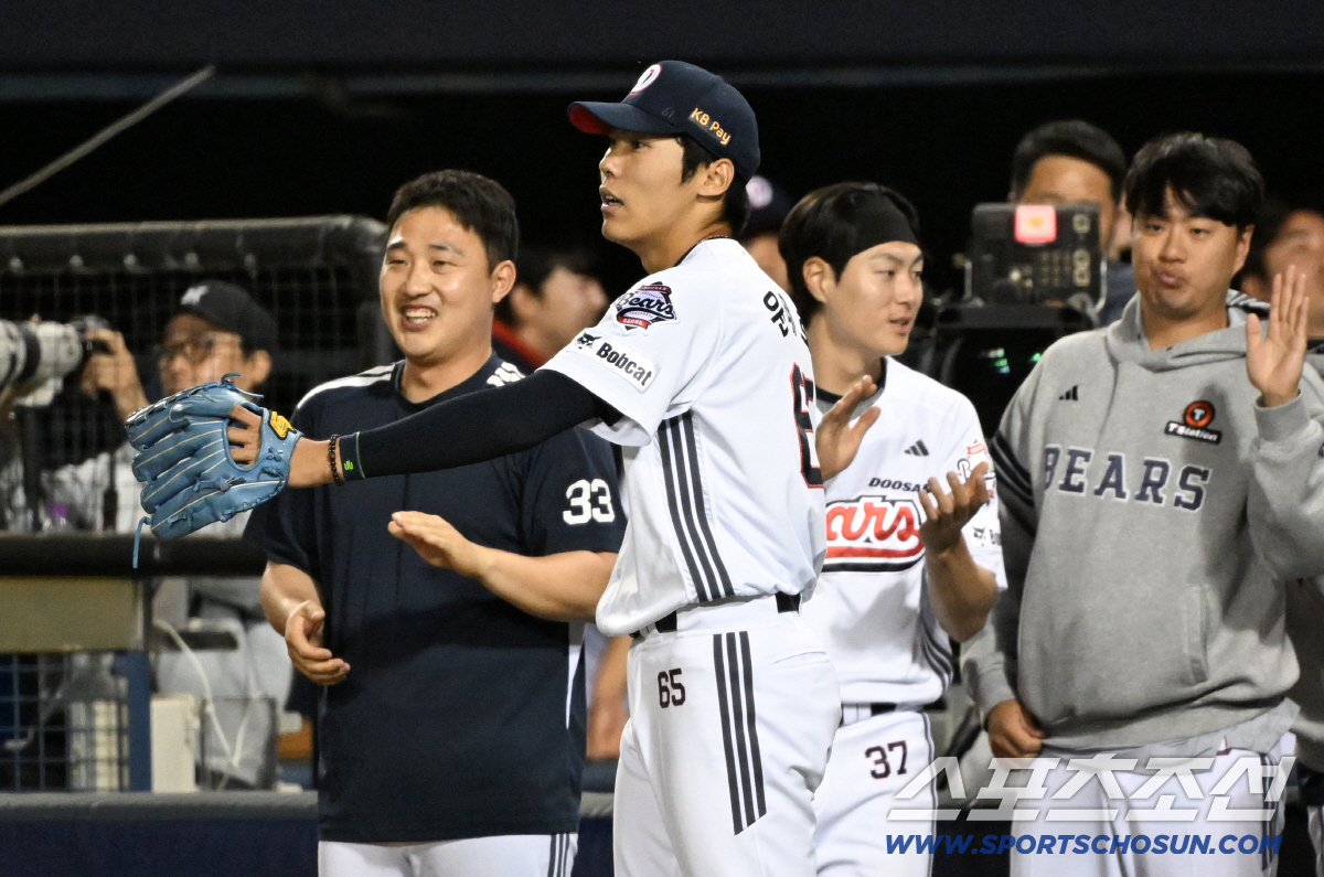 18일 잠실구장에서 열린 두산과 KIA의 경기. 연장 10회초 만루 위기를 막아낸 두산 윤태호가 환호하고 있다. 잠실=박재만 기자 pjm@sportschosun.com/2026.04.18/