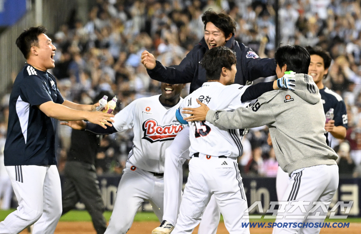 18일 잠실구장에서 열린 두산과 KIA의 경기. 10회말 1사 1,2루 두산 이유찬이 끝내기 안타를 날린 뒤 환호하고 있다. 잠실=박재만 기자 pjm@sportschosun.com/2026.04.18/