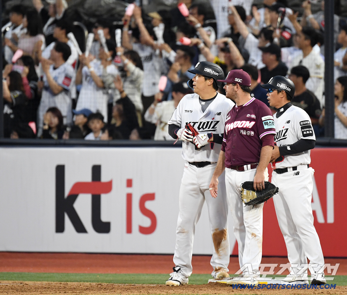 18일 수원 케이티위즈파크에서 열린 KT와 키움의 경기. 7회 1타점 적시타를 치고 출루한 김현수. 수원=송정헌 기자 songs@sportschosun.com/2026.04.18/