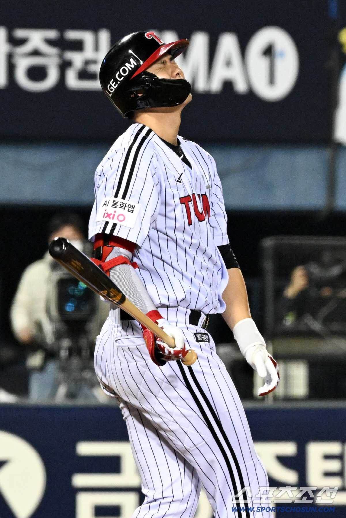 14일 잠실구장에서 열린 LG와 롯데의 경기. LG 홍창기가 헛스윙 후 아쉬워하고 있다. 잠실=박재만 기자 pjm@sportschosun.com/2026.04.14/