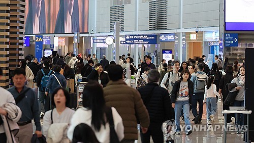 (서울=연합뉴스) 최재구 기자 = 삼일절을 포함한 연휴가 시작된 27일 인천국제공항 출국장이 해외로 나가려는 여행객 등으로 붐비고 있다. 2026.2.27 jjaeck9@yna.co.kr
