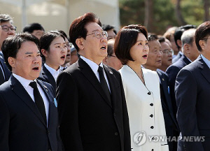 4·19기념식 참석 李대통령…`정치인 꿈` 학생에 