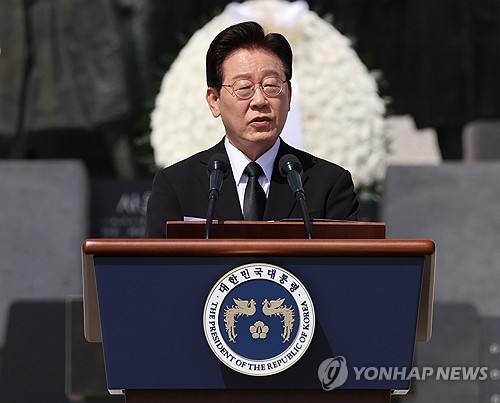 (서울=연합뉴스) 한상균 기자 = 이재명 대통령이 19일 서울 강북구 국립 4·19민주묘지에서 열린 4·19혁명 기념식에서 기념사를 하고 있다. 2026.4.19 [청와대통신사진기자단] xyz@yna.co.kr