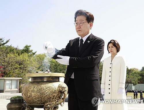 (서울=연합뉴스) 한상균 기자 = 이재명 대통령이 19일 서울 강북구 국립 4·19민주묘지에서 열린 4·19혁명 기념식에서 분향하고 있다. 2026.4.19 [청와대통신사진기자단] xyz@yna.co.kr