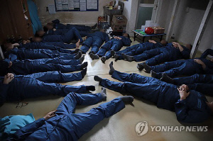 [르포] 1평 남짓 교도소 독방에 3명…