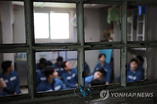 (서울=연합뉴스) 법무부는 지난 15일 경기 안양시 동안구 안양교도소에서 제2차 교정시설 현장 진단을 실시했다. 이번 현장 진단은 안양교도소의 노후 시설과 열악한 수용 환경을 점검하고 과밀수용 해소 및 시설 개선 방안을 모색하기 위해 법무부 장관과 법조기자단이 직접 수용생활을 수행하는 프로그램으로 진행됐다. 사진은 이날 실시된 교정시설 현장 진단에서 수용복을 착용한 법조기자단이 수용자의 하루 일과를 직접 체험하는 모습. 2026.4.19 [법무부 제공. 재판매 및 DB금지] photo@yna.co.kr