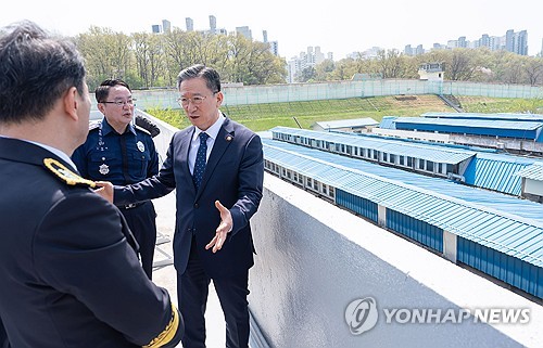 (서울=연합뉴스) 법무부는 지난 15일 경기 안양시 동안구 안양교도소에서 제2차 교정시설 현장 진단을 실시했다. 이번 현장 진단은 안양교도소의 노후 시설과 열악한 수용 환경을 점검하고 과밀수용 해소 및 시설 개선 방안을 모색하기 위해 법무부 장관과 법조기자단이 직접 수용생활을 수행하는 프로그램으로 진행됐다. 정성호 법무부 장관이 지난 15일 안양교도소에서 시설을 점검하고 있다. 2026.4.19 [법무부 제공. 재판매 및 DB금지] photo@yna.co.kr