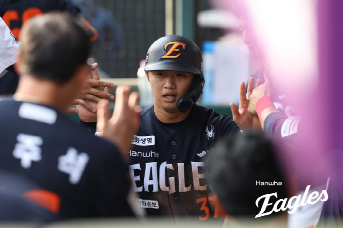 '100억 친구'에게 번호 주고 "라인업 들겠다" 다짐…한화 중견수 경쟁 이제 시작이다