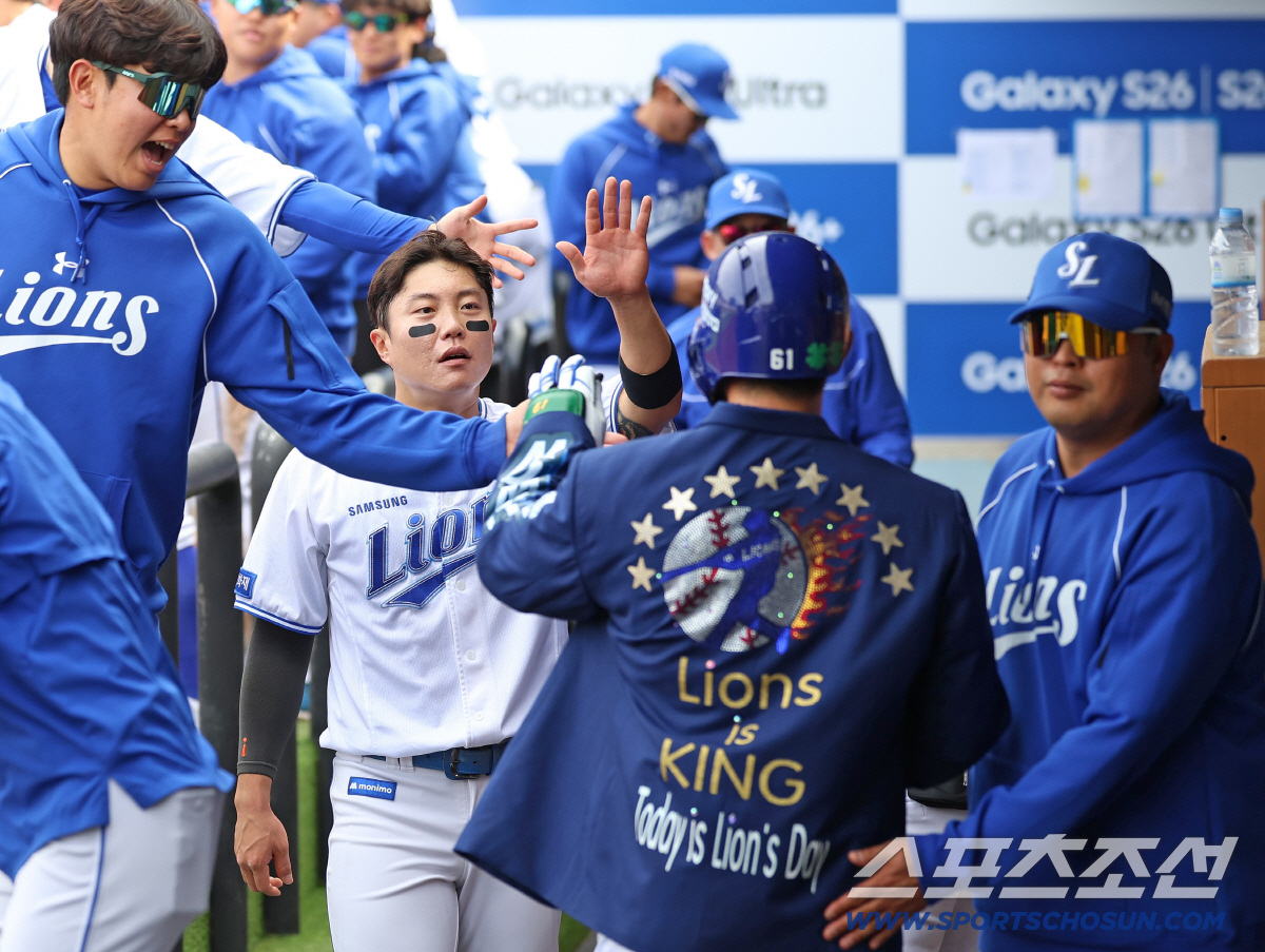 삼성 전병우가 시즌 첫 홈런을 친 뒤 홈런 점퍼를 입고 동료들과 하이파이브를 하고 있다. 사진제공=삼성 라이온즈