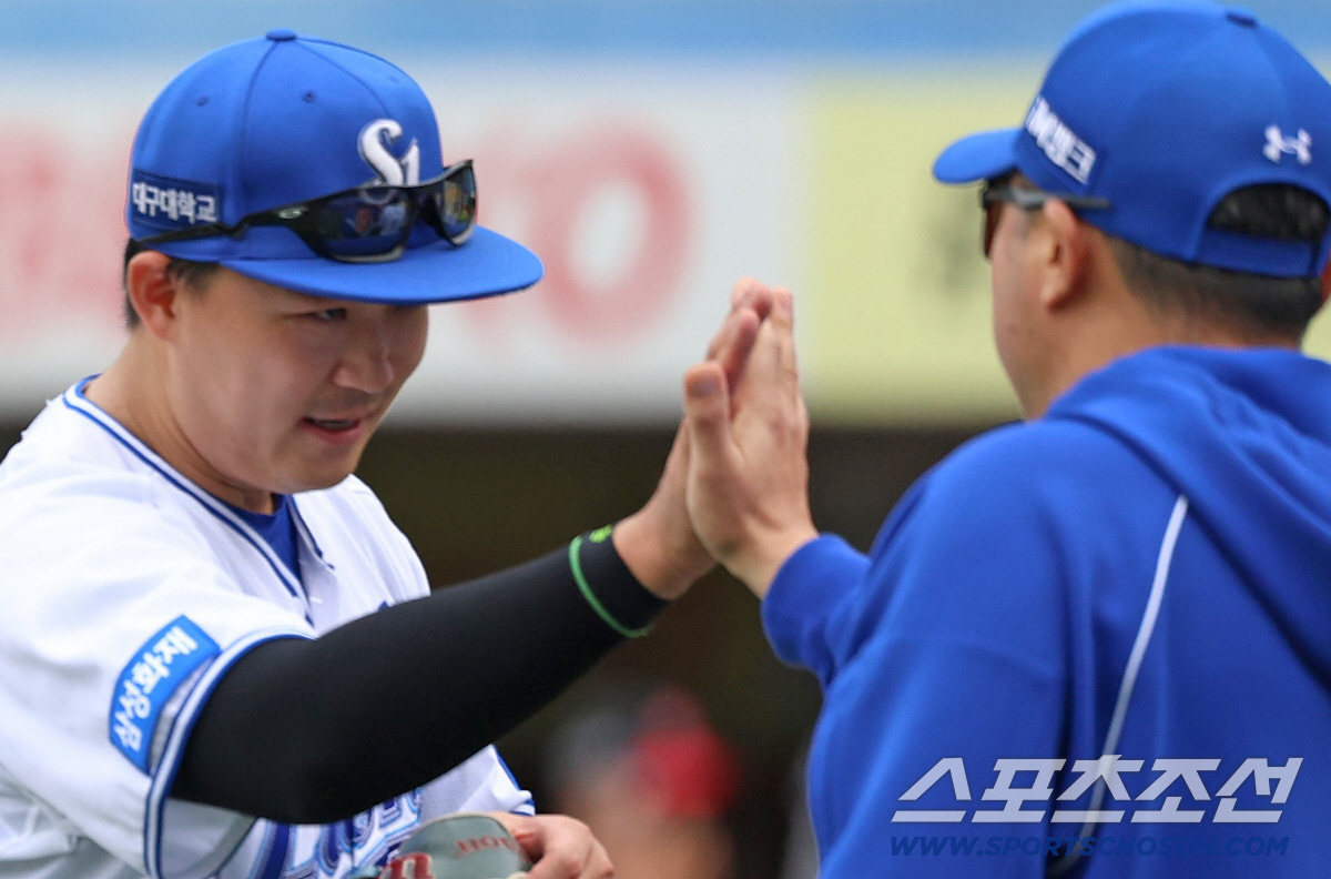 삼성 전병우가 18일 LG전 승리 후 박진만 감독과 하이파이브를 하고 있다. 사진제공=삼성 라이온즈