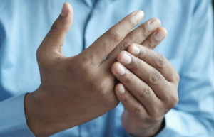 타는 듯한 발 통증과 손끝 저림, 근육통 아닌 '신경통'…원인은?