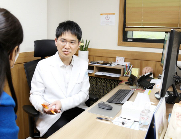 진료 중인 손성연 과장