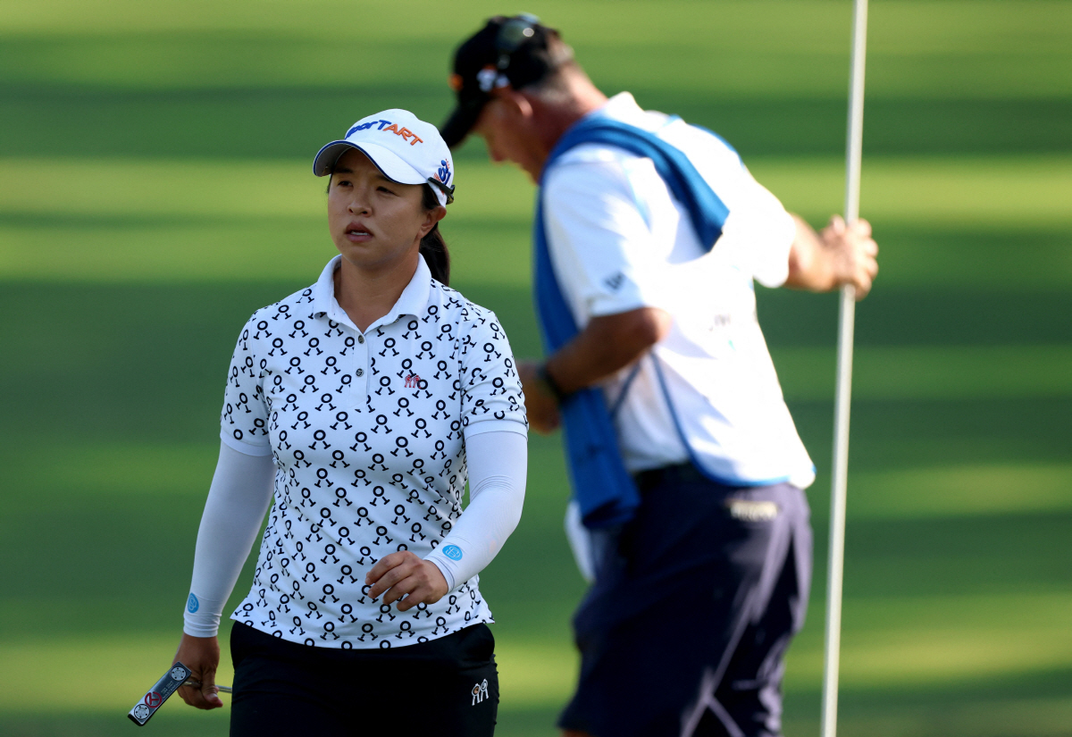 TARZANA, CALIFORNIA - APRIL 18: Sei Young Kim of South Korea reacts to double bogie as she leaves the 16th green during the third round of the JM Eagle LA Championship presented by Plastpro at El Caballero Country Club on April 18, 2026 in Tarzana, California. Harry How/Getty Images/AFP (Photo by Harry How / GETTY IMAGES NORTH AMERICA / Getty Images via AFP)