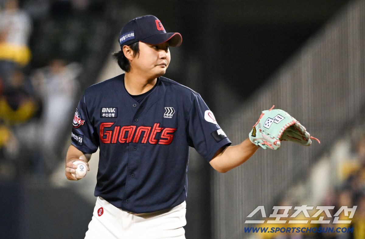 16일 잠실구장에서 열린 LG와 롯데의 경기. 롯데 정철원이 역투하고 있다. 잠실=박재만 기자 pjm@sportschosun.com/2026.04.16/