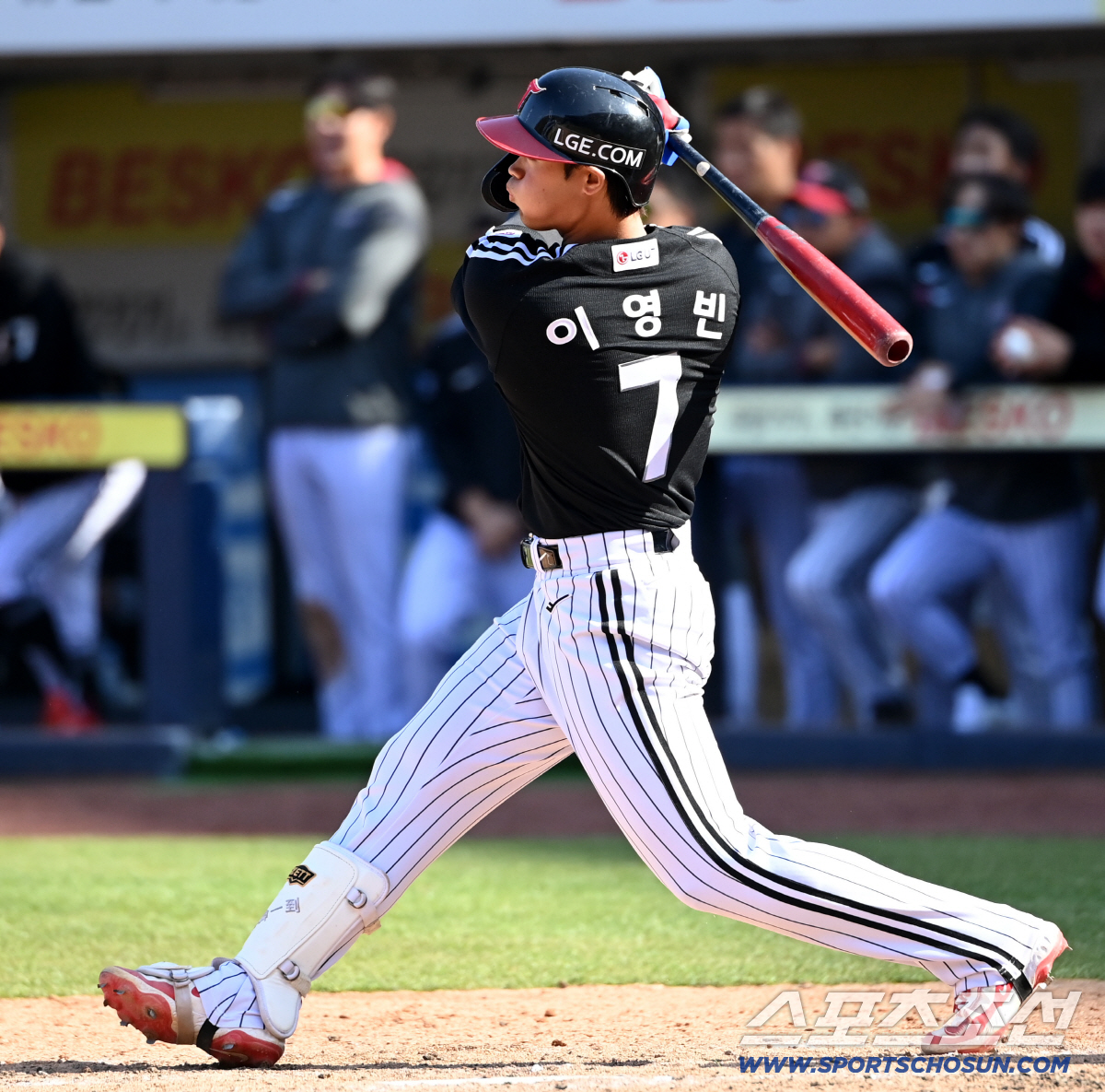 22일 대구삼성라이온즈파크에서 열린 LG와 삼성의 시범경기. 7회초 1사 만루 LG 이영빈이 2타점 적시타를 치고 있다. 대구=허상욱 기자 wook@sportschosun.com/2026.03.22/