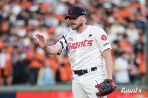 '어지럼증 교체 → 조기 귀가' 비슬리 현재 상태는? 열정도 좋지만, 지나치면 '민폐'가 된다 [부산체크]