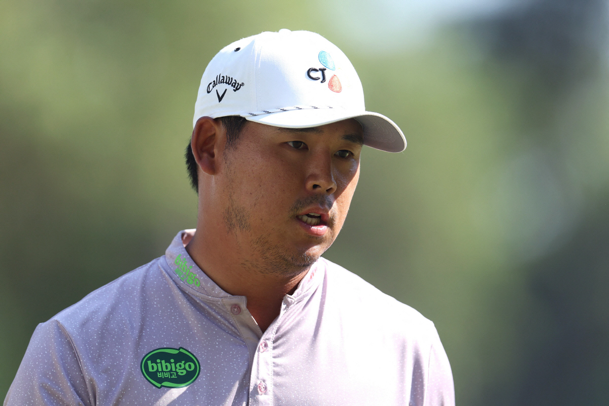 HILTON HEAD ISLAND, SOUTH CAROLINA - APRIL 18: Si Woo Kim of South Korea looks on from the 15th green during the third round of the RBC Heritage 2026 at Harbour Town Golf Links on April 18, 2026 in Hilton Head Island, South Carolina. Andrew Redington/Getty Images/AFP (Photo by Andrew Redington / GETTY IMAGES NORTH AMERICA / Getty Images via AFP)