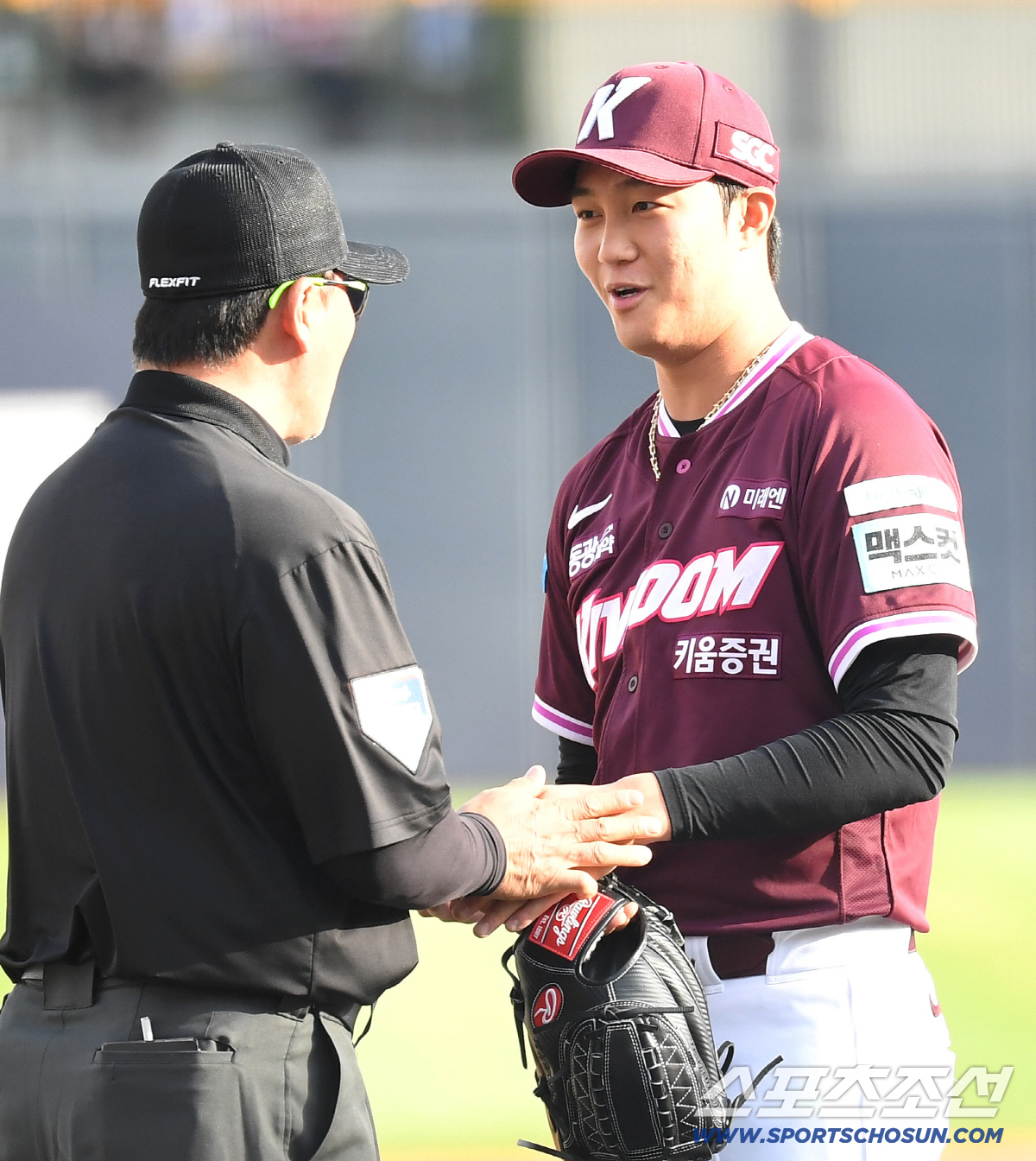 18일 수원 케이티위즈파크에서 열린 KT와 키움의 경기. 1회 투구 후 이물질 검사를 받고 있는 키움 안우진. 수원=송정헌 기자 songs@sportschosun.com/2026.04.18/