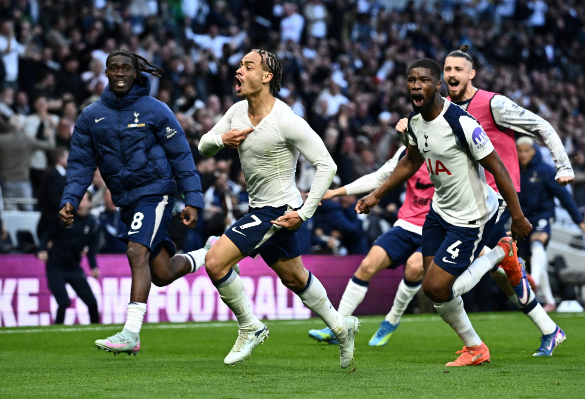 Soccer Football - Premier League - Tottenham Hotspur v Brighton & Hove Albion - Tottenham Hotspur Stadium, London, Britain - April 18, 2026 Tottenham Hotspur's Xavi Simons celebrates scoring their second goal with Yves Bissouma, Radu Dragusin and Kevin Danso REUTERS/Dylan Martinez EDITORIAL USE ONLY. NO USE WITH UNAUTHORIZED AUDIO, VIDEO, DATA, FIXTURE LISTS, CLUB/LEAGUE LOGOS OR 'LIVE' SERVICES. ONLINE IN-MATCH USE LIMITED TO 120 IMAGES, NO VIDEO EMULATION. NO USE IN BETTING, GAMES OR SINGLE CLUB/LEAGUE/PLAYER PUBLICATIONS. PLEASE CONTACT YOUR ACCOUNT REPRESENTATIVE FOR FURTHER DETAILS.. TPX IMAGES OF THE DAY