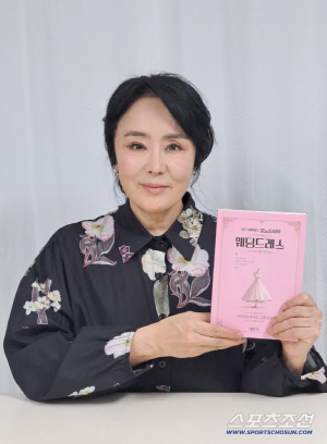 이주화 "나는 배우다"…30년 연기 인생, 1인극 '웨딩드레스' 출간