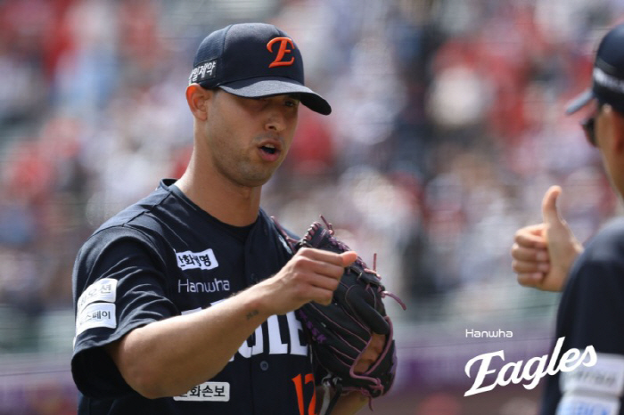 '폰세 후계자' 사실상 첫인사!  '1회 7실점' 참사는 잊어라…롯데전 6이닝 무실점 '인생투' 