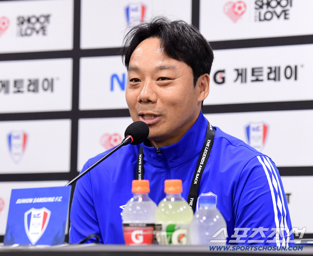 19일 수원 월드컵경기장에서 OGFC와 수원삼성의 레전드 매치가 열렸다. 경기를 앞두고 기자회견에 참석한 염기훈. 수원=송정헌 기자 songs@sportschosun.com/2026.04.19/