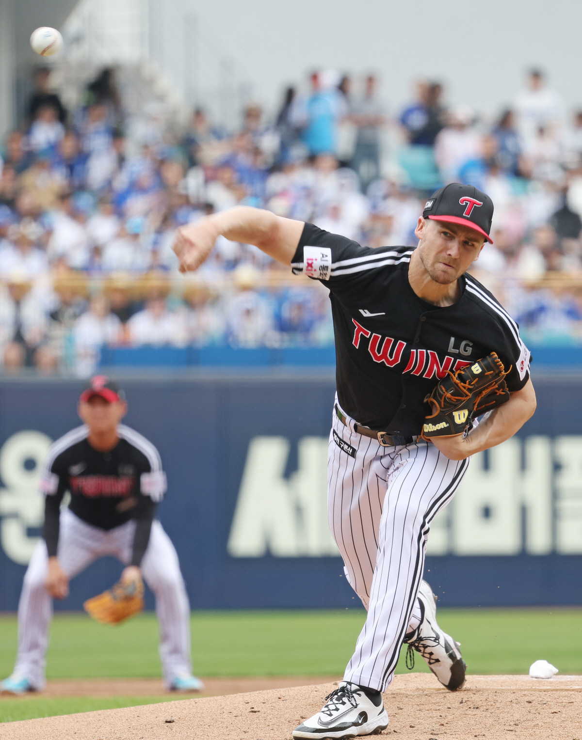 역투하는 톨허스트 (대구=연합뉴스) 김현태 기자 = 19일 대구 삼성라이온즈파크에서 열린 2026 신한 SOL뱅크 KBO리그 LG 트윈스와 삼성 라이온즈 경기. 1회 말 LG 선발투수 톨허스트가 역투하고 있다. 2026.4.19 mtkht@yna.co.kr(끝)