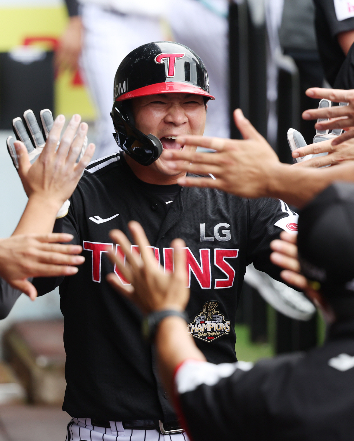 LG 오지환 '오늘은 승리' (대구=연합뉴스) 김현태 기자 = 19일 대구 삼성라이온즈파크에서 열린 2026 신한 SOL뱅크 KBO리그 LG 트윈스와 삼성 라이온즈 경기. 4회 초 1사 주자 1·3루 상황에서 타석에 선 LG 박동원의 적시타에 홈을 밟은 3루 주자 오지환이 동료들의 축하를 받고 있다. 2026.4.19 mtkht@yna.co.kr(끝)