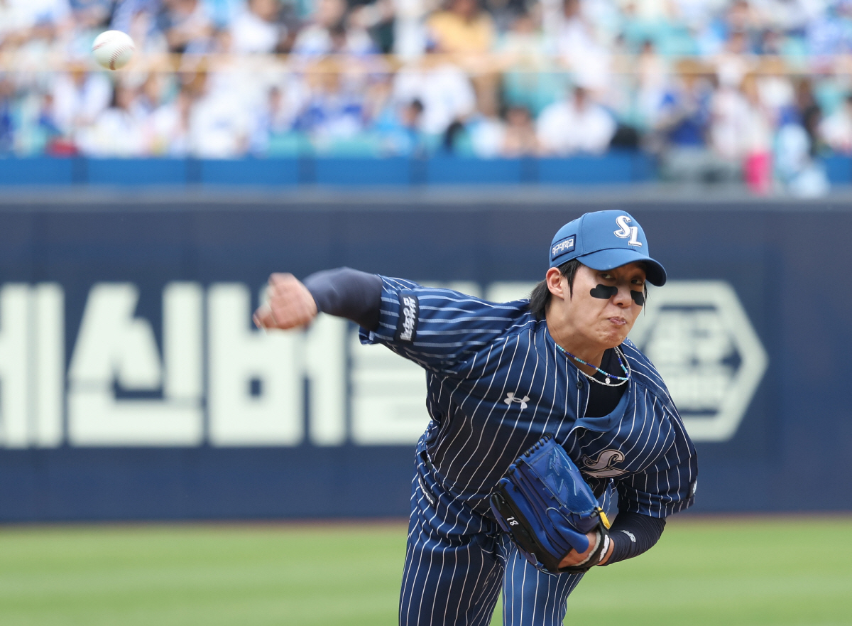 삼성 원태인 '역투' (대구=연합뉴스) 김현태 기자 = 19일 대구 삼성라이온즈파크에서 열린 2026 신한 SOL뱅크 KBO리그 LG 트윈스와 삼성 라이온즈 경기. 1회 초 삼성 선발투수 원태인이 역투하고 있다. 2026.4.19 mtkht@yna.co.kr(끝)