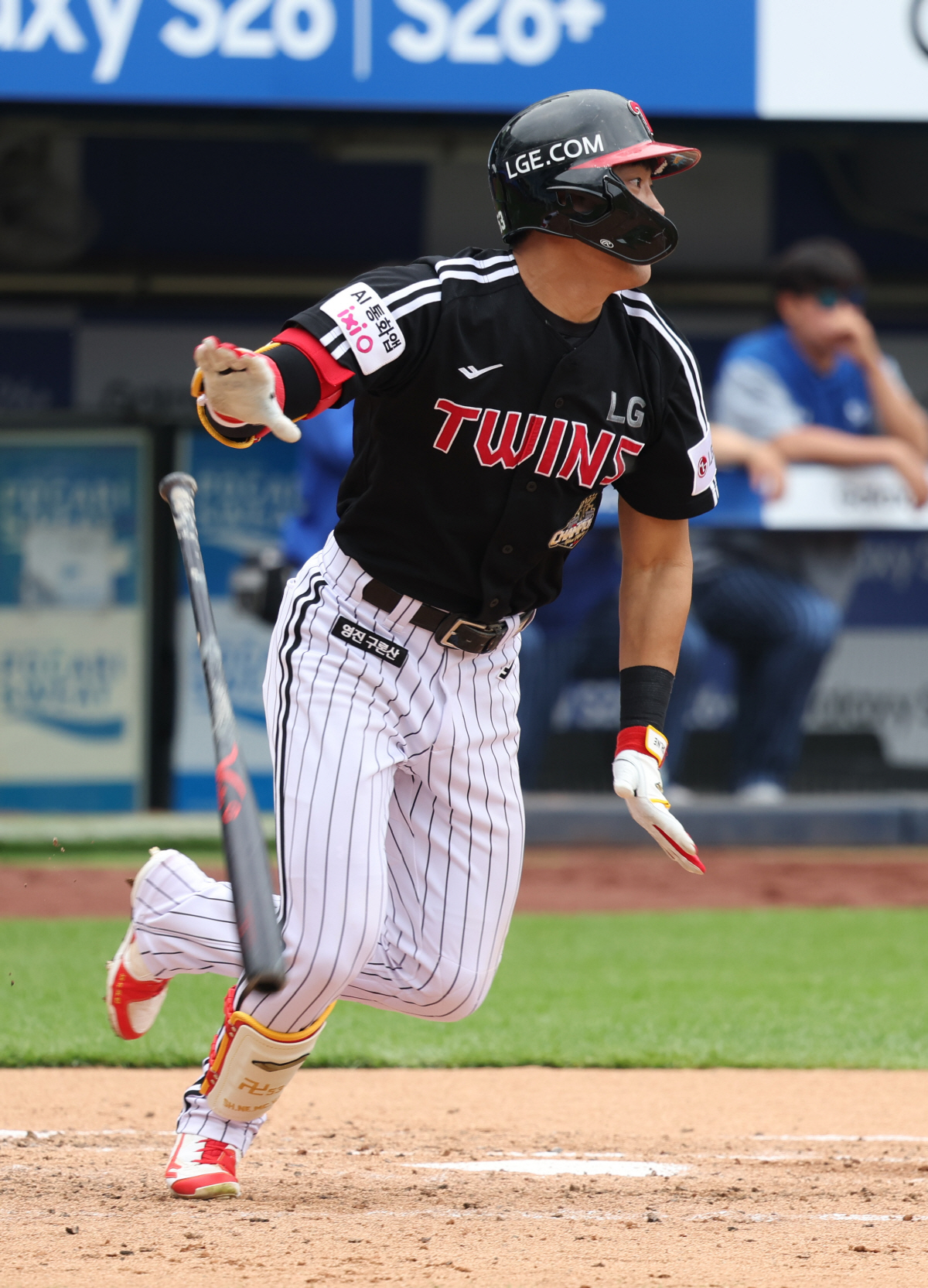 LG 천성호 '안타' (대구=연합뉴스) 김현태 기자 = 19일 대구 삼성라이온즈파크에서 열린 2026 신한 SOL뱅크 KBO리그 LG 트윈스와 삼성 라이온즈 경기. 4회 초 1사 주자 1·2루 상황에서 타석에 선 LG 천성호가 1점 적시타를 치고 있다. 2026.4.19 mtkht@yna.co.kr(끝)