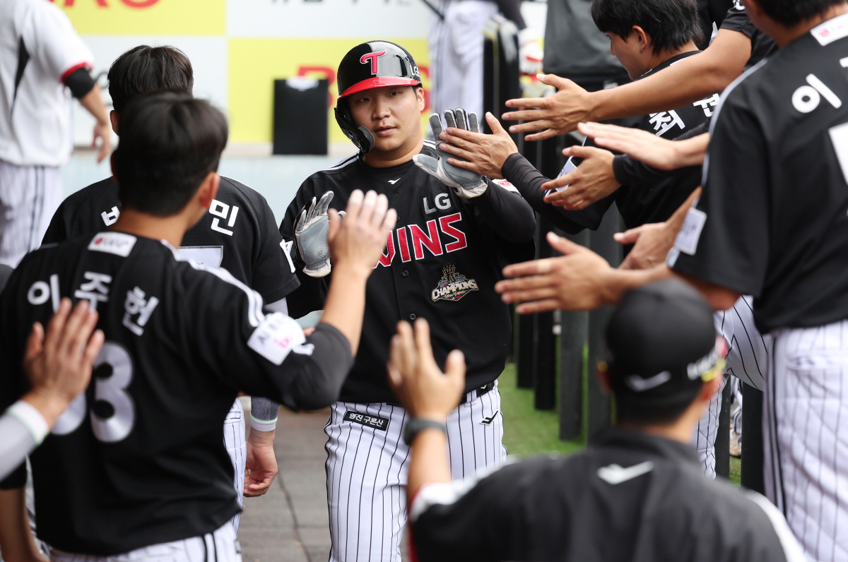 LG 문보경 '1점 추가요' (대구=연합뉴스) 김현태 기자 = 19일 대구 삼성라이온즈파크에서 열린 2026 신한 SOL뱅크 KBO리그 LG 트윈스와 삼성 라이온즈 경기. 4회 초 1사 주자 1·2루 상황에서 타석에 선 LG 천성호의 적시타에 홈을 밟은 2루 주자 문보경이 동료들의 축하를 받고 있다. 2026.4.19 mtkht@yna.co.kr(끝)