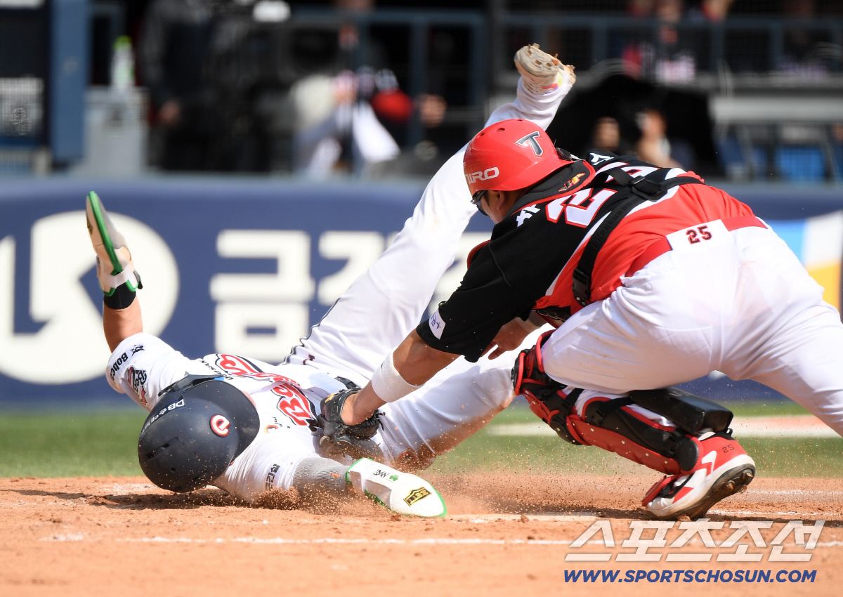 19일 서울 잠실구장에서 열린 KIA-두산전. 5회말 1사 3루 박준순의 3루 땅볼 때 박찬호가 홈으로 쇄도해 세이프되고 있다. 잠실=정재근 기자 cjg@sportschosun.com/2026.4.19/