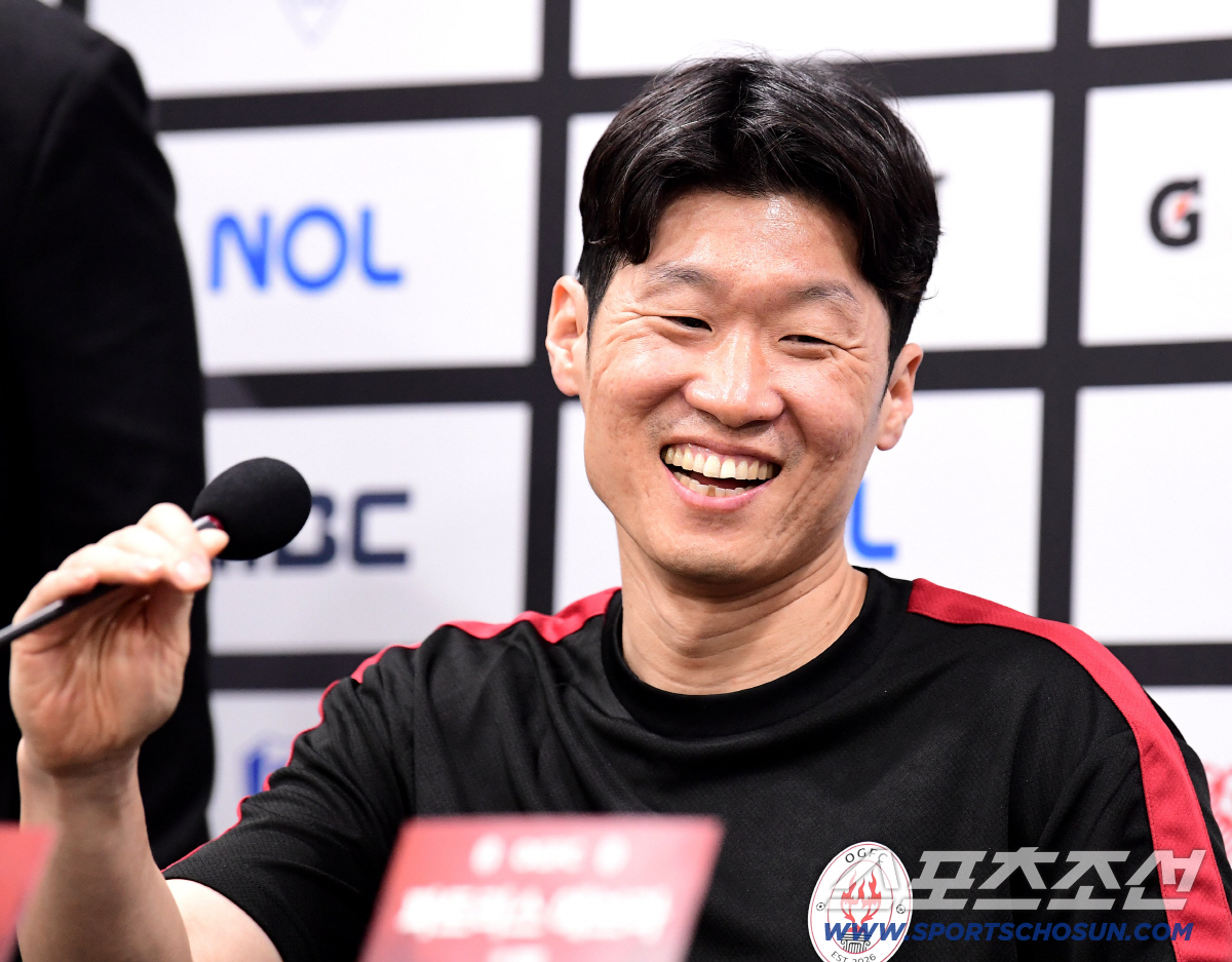 19일 수원 월드컵경기장에서 OGFC와 수원삼성의 레전드 매치가 열렸다. 경기를 앞두고 기자회견에 참석한 박지성. 수원=송정헌 기자 songs@sportschosun.com/2026.04.19/