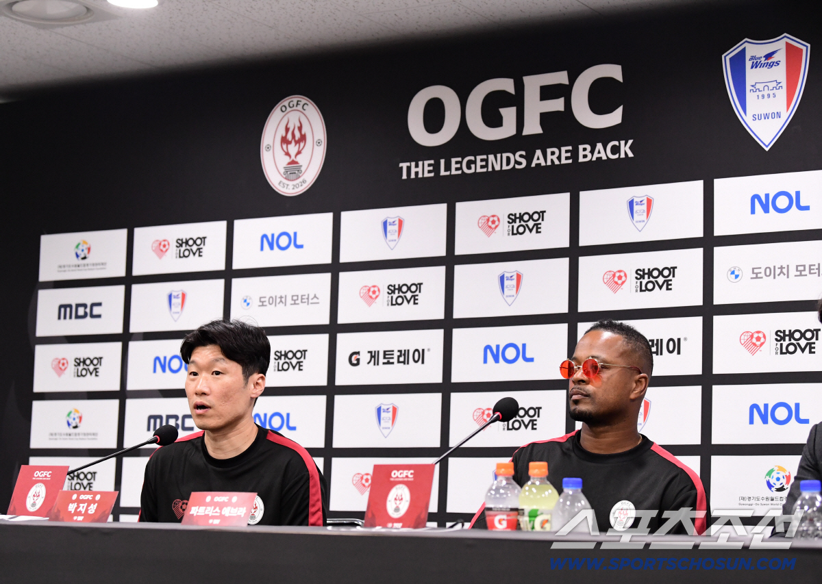 19일 수원 월드컵경기장에서 OGFC와 수원삼성의 레전드 매치가 열렸다. 경기를 앞두고 기자회견에 참석한 박지성, 에브라. 수원=송정헌 기자 songs@sportschosun.com/2026.04.19/
