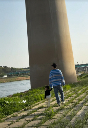 이다인, 둘째 임신 중 행복한 태교..♥이승기·딸과 산책 데이트 