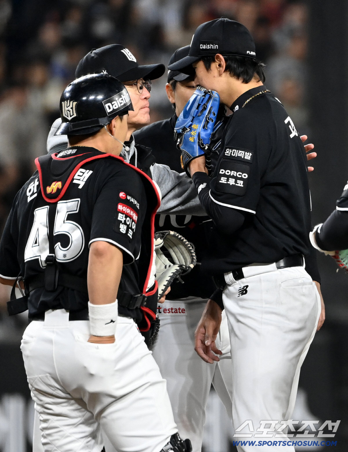 1일 대전한화생명볼파크에서 열린 KT와 한화의 경기. 6회말 무사 1,3루 KT 이강철 감독이 마운드에 올라와 고영표를 교체하고 있다. 대전=허상욱 기자 wook@sportschosun.com/2026.04.01/
