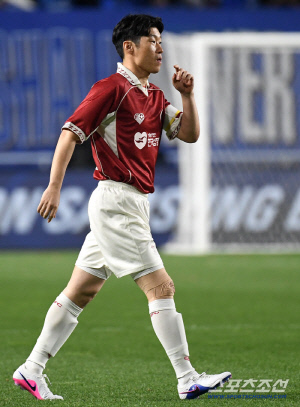 빅버드에서 펼쳐진 축구 추억 여행...'산토스 결승골' 수원 레전드, OGFC에 1-0 승리