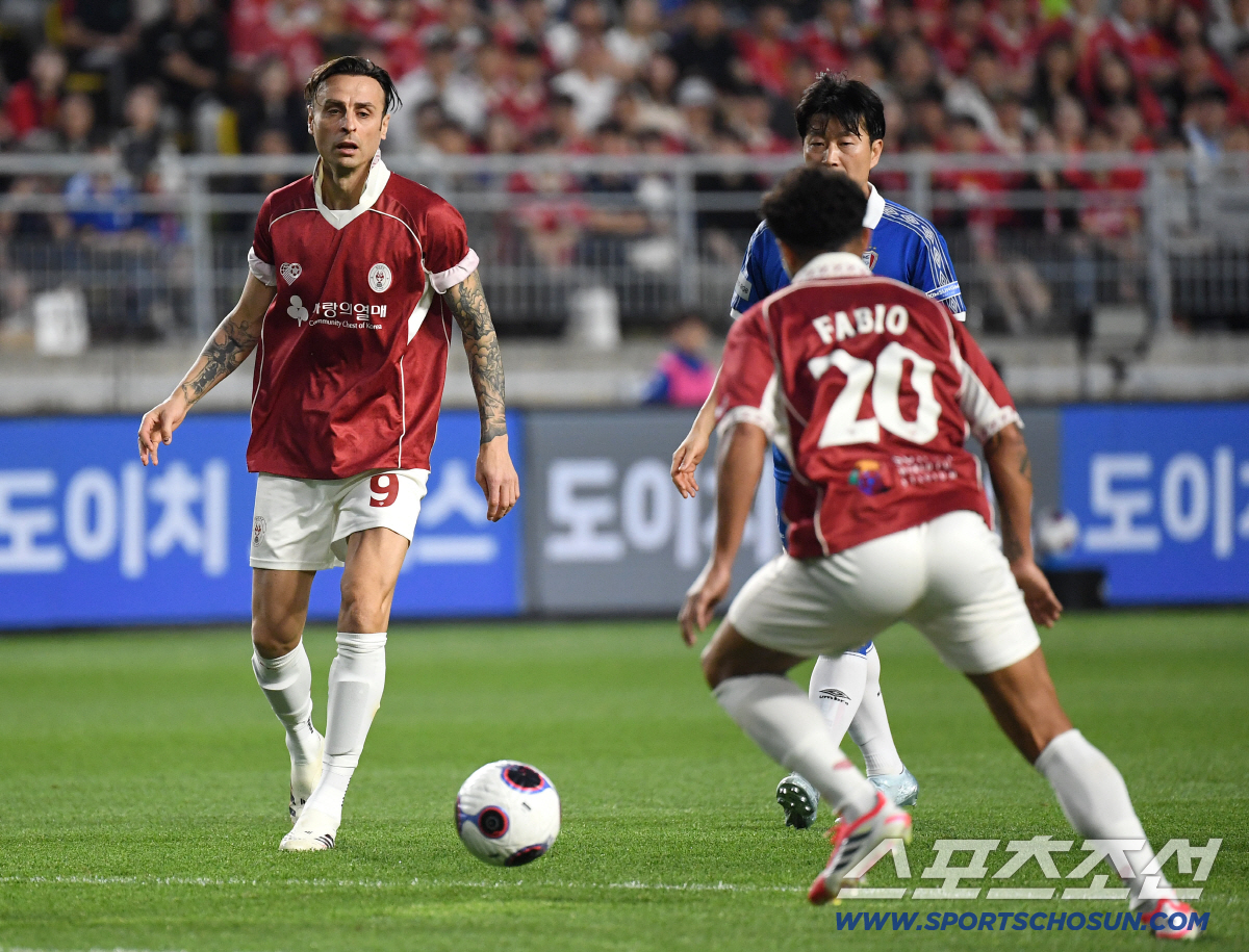 19일 수원 월드컵경기장에서 OGFC와 수원삼성의 레전드 매치가 열렸다. 경기 펼치는 베르바토프. 수원=송정헌 기자 songs@sportschosun.com/2026.04.19/