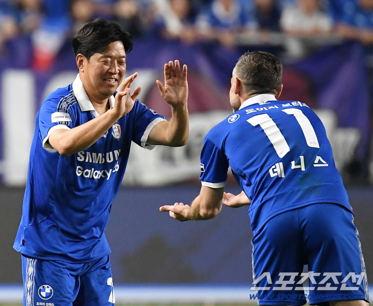 19일 수원 월드컵경기장에서 OGFC와 수원삼성의 레전드 매치가 열렸다. 데니스와 하이파이브를 나누고 있는 수원삼성 고종수. 수원=송정헌 기자 songs@sportschosun.com/2026.04.19/