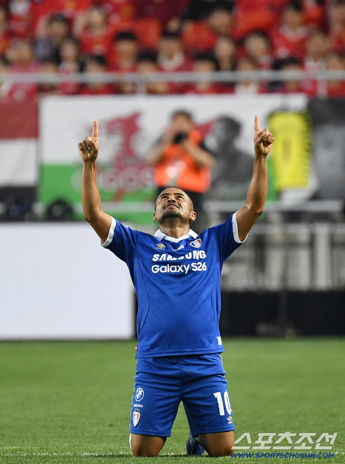 19일 수원 월드컵경기장에서 OGFC와 수원삼성의 레전드 매치가 열렸다. 전반 선취골을 성공시킨 수원삼성 산토스. 수원=송정헌 기자 songs@sportschosun.com/2026.04.19/