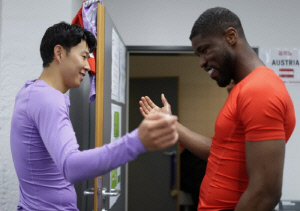 [오피셜]'충격 또 충격' 손흥민 뜨거운 재회! 단소 당했다…'극장 동점골 빌미' 끔찍한 인종차별 학대, 토트넘 