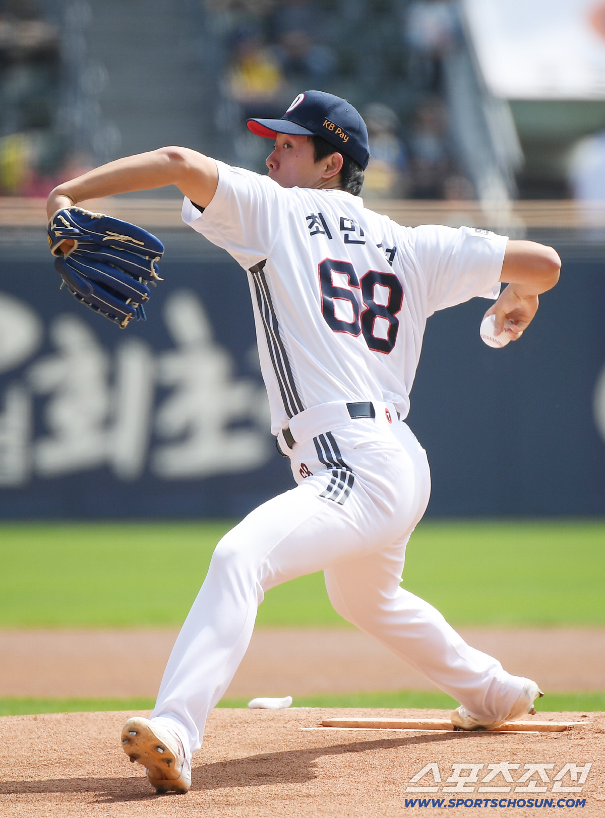 19일 서울 잠실구장에서 열린 KIA-두산전. 두산 선발투수 최민석이 투구하고 있다. 잠실=정재근 기자 cjg@sportschosun.com/2026.4.19/