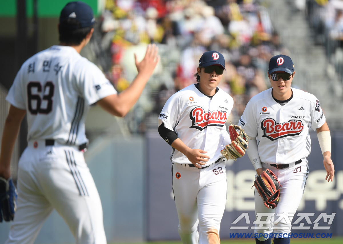 19일 서울 잠실구장에서 열린 KIA-두산전. 6회초를 삼자범퇴로 막은 최민석이 호수비로 도운 박준순을 맞이하고 있다. 잠실=정재근 기자 cjg@sportschosun.com/2026.4.19/