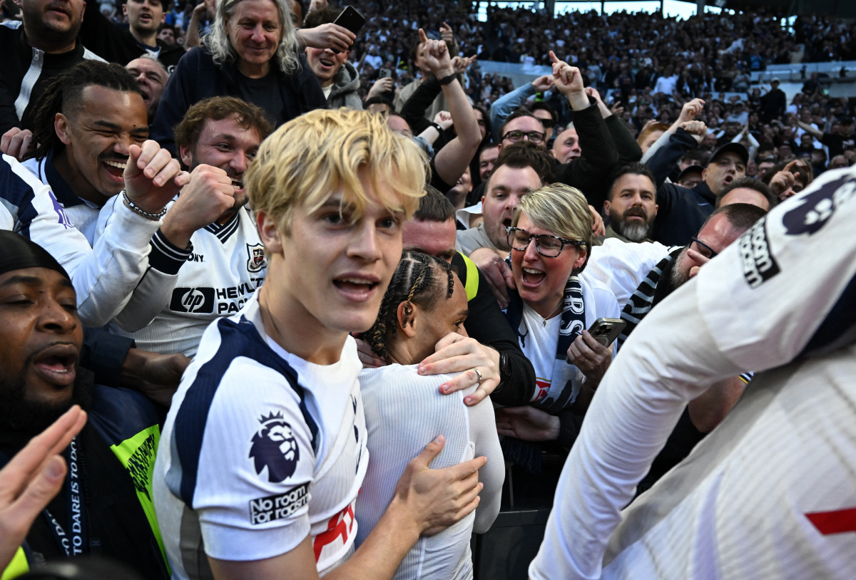 시몬스와 세리머니 중인 베리발 로이터